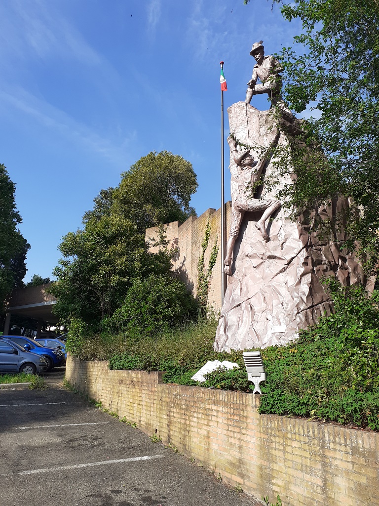Monumento all'alpino - Riolo - veduta parcheggio inferiore