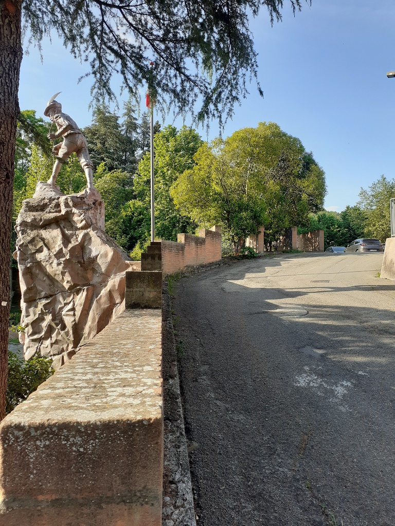 Monumento all'alpino - Riolo - veduta parcheggio superiore