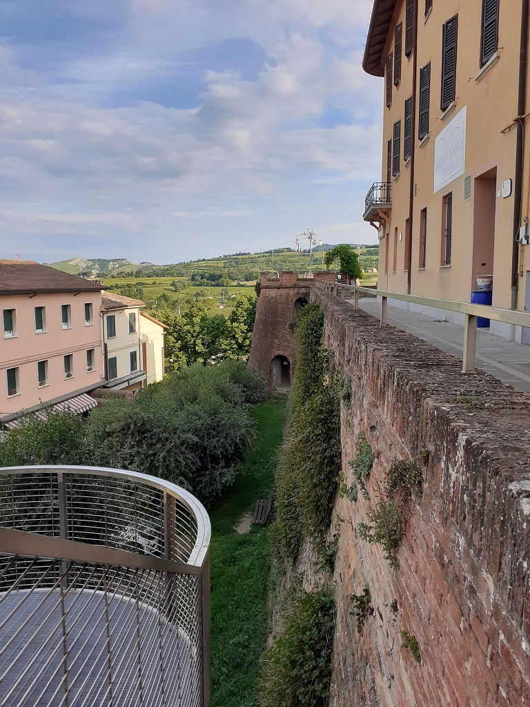 Panorama e mura su via Belvedere