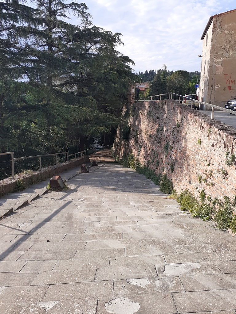 Accesso al parco sotto le mura